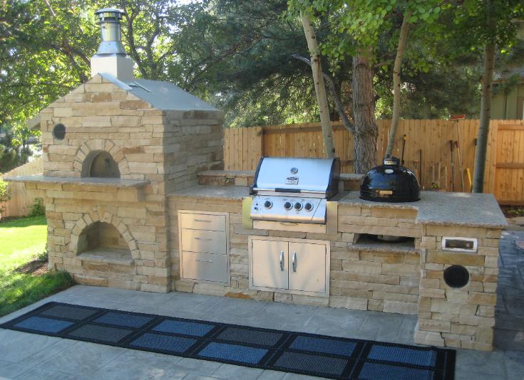 outdoor kitchen grill and pizza oven